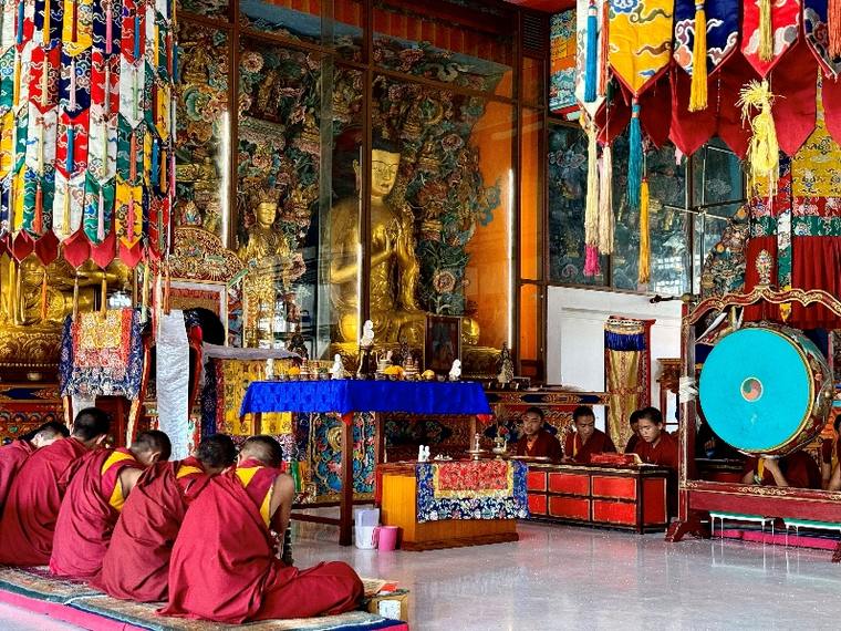Rondom de stupa van Boudha